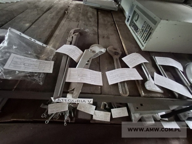 Narzędzia i sprzęt warsztatowy - pakiet zawierający 24 poz. asort. (wg oddzielnego wykazu), w tym m.in.: kowadła kowalskie, wiertarko wkrętarki itp. 